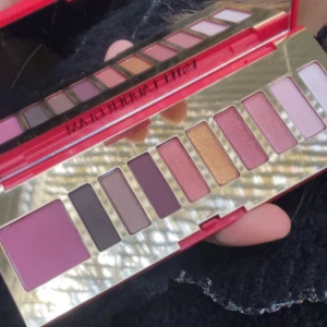 Ögonskuggspalett - Säljer denna öhonskuggspalett från este lauder som är helt oanvänd. Den är helt slutsåld, tror inte den säljs längre. Det finns även en blush i paletten. Priset går att diskutera. Tryck inte på köp nu.💕