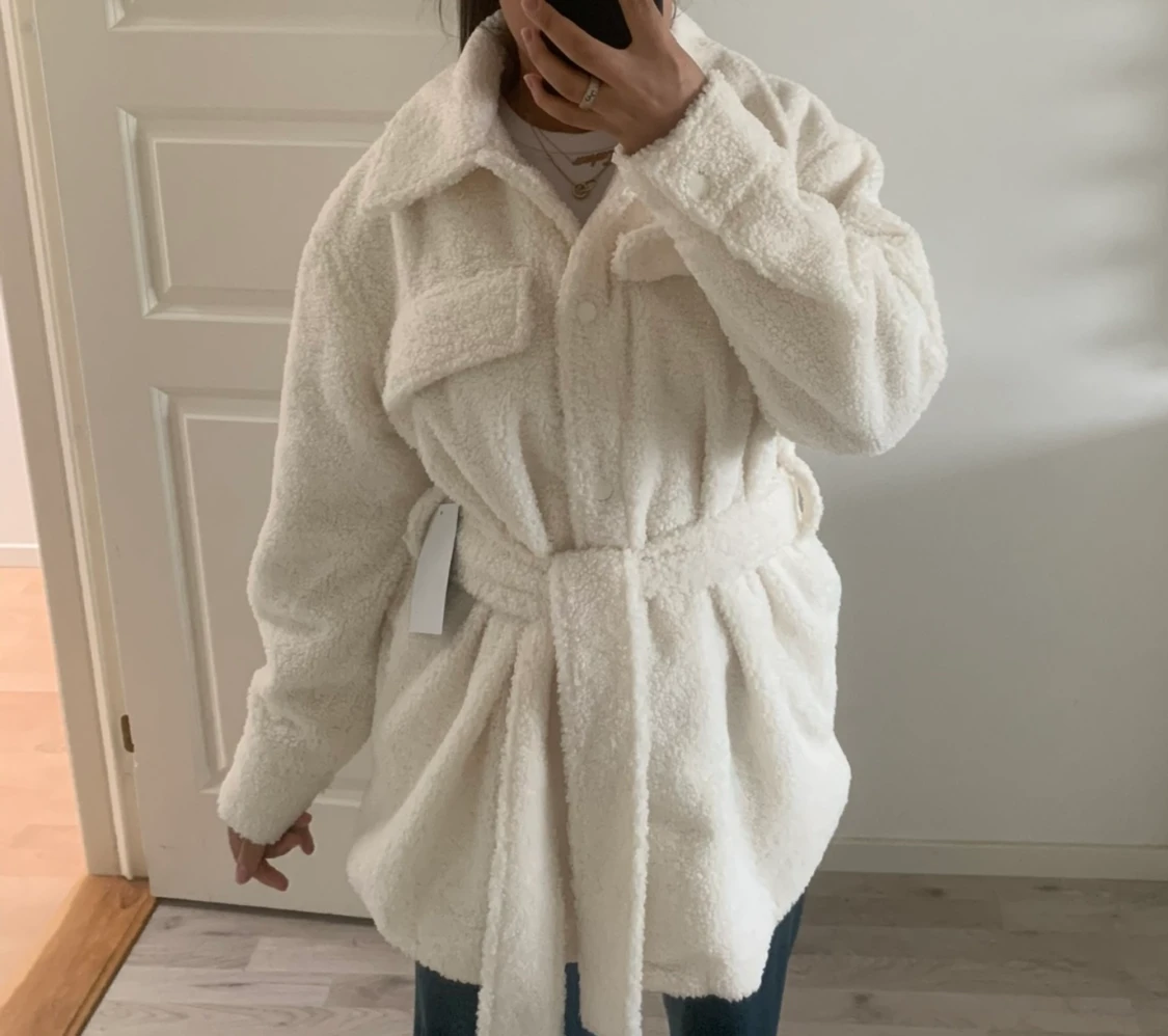 Vit Teddy jacka med band och knappar