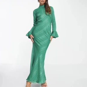 Grön randig maxiklänning med hög krage och utsvängda manschetter av satin - Aldrig använt  Slutsåld i hemsidan Orginalpris 859kr  Mitt pris: 800kr (pris kan diskuteras)