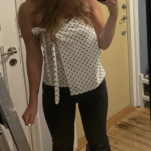 Topp💗 - Säljer nu denna topp från bohoo, eller om det är en kjol vet inte riktigt då jag köpte den begagnat, men jag har iaf använt den som en topp❤️oklart vad det är för storlek, men passar mig som vanligtvis har 34-36:)