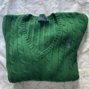 Polo tröja - Grön polo tröja säljer pgr av att jag knappt använder den 