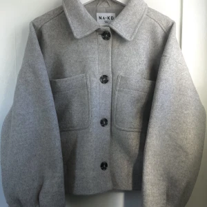 Oversize kort kappa - Säljer nu en oversize kort ljusgrå kappa från NAKD⭐️nypris 879kr, säljer då jag inte använder den längre. Väl använd men inga defekter, pris går att diskutera!!! Fråga gärna om fler bilder ⭐️⭐️