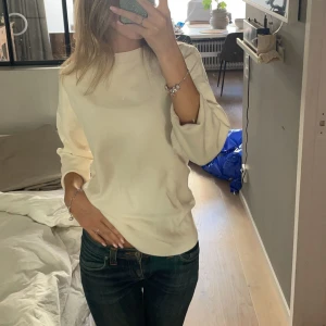 tjock tröja - Krämvit tjocktröja i jätte skönt material. Jätte fin till jeans och perfekt till vintern. 💞Köptes för längesen men har används max 2 gånger