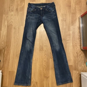 Jeans, lowwaist, bootcut  - Säljer mina lowwaist, bootcut byxor från märket ”&Denim”💐Dom är lite stretchiga men samtidigt lite tajta😅Men perfekt i längden för mig som är 162💘 Dom passar nog w25-27 Mått: Midja:36cm Innerben: 80 Yttreben/längd: 101cm