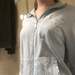 Victoria Beckham zipup  - Säljer nu min jättesnygga victoria beckham zipup som inte går att få tag på🫶 Den är ljusblå och alla rhinestones sitter kvar, skriv för fler bilder i bättre ljus💞