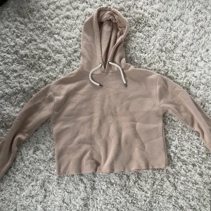 Hoodie - En vanlig croppad Hoodie. Säljer då den inte används längre❤️❤️