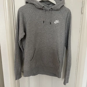 Grå hoodie från Nike - Grå hoodie från Nike i storlek S. Fint skick!