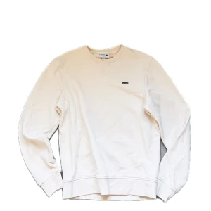 Lacoste sweater  - Lacoste sweatshirt i storlek S. Skick 10/10 använd 3 ggr. Tveka inte på att fråga om något.