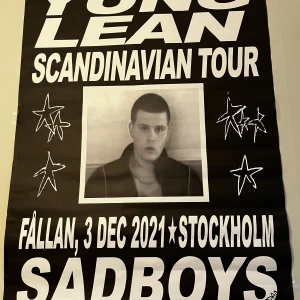 Yung lean poster (MÖTS BARA I STOCKHOLM) - Suttit på min vägg väldigt länge, inga större defekter förutom på kanterna då de varit tejp där. Privat för mer bilder på revorna. Finns inte att köpa någon annan stans. OBS Möts bara i Stockholm)!!!!!