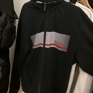 Hugo boss zip - Säljer nu min hugo boss full zip. den är i fint skick. nypris 2000kr. (pris kan diskuteras)