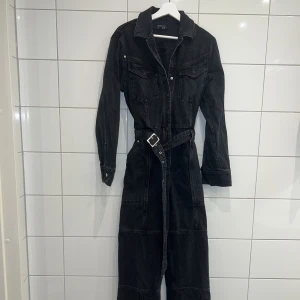 BYXDRESS DENIM - Köpt från & other stories för 1450kr. Strl 40 och använd ett fåtal gånger. 