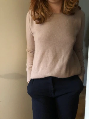 Soft goat - en superfin Kashmir tröja från soft goat som passar s-l🤍 den har en lagning (se bild 3) men det är inget man tänker på💗 pris kan diskuteras!