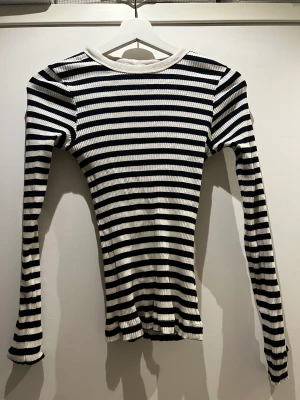 Randig tröja  - Randig tröja från hm i bra skick💗 skriv för mer information eller bilder 