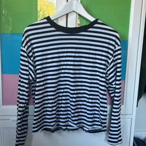 Svart-vit-randig tröja - Svart-vit-randig tröja i storlek S från monki 