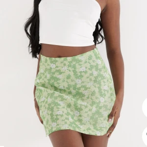 Kjol - Fin blommig kjol, oanvänd!