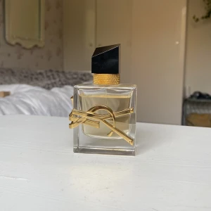 Parfym Ysl - Yves Saint Laurent parym 30 ml. Använd några få gånger men passar inte mig och därför säljer jag den. Nypris 640 kr men jag säljer den för 400 kr. Den är väldigt dryg som parfym behövs bara två-tre sprut och håller hela dagen. Helt enkelt inte min doft. 
