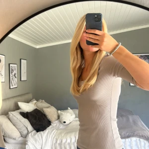 t-shirt - säljer denna fina långärmade t-shirt då den ej kommit till användning. Grå/brun färg (mest åt gråa hållet). Storlek xs men passar mig som är S ❤️❤️