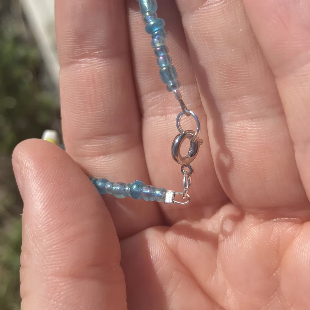 Hemmagjort halsband gjort med wire, glaspärlor och akrylpärlor. Mäter cirka 39-40 cm. OBS! Litet så mät att det passar innan köp . Accessoarer.