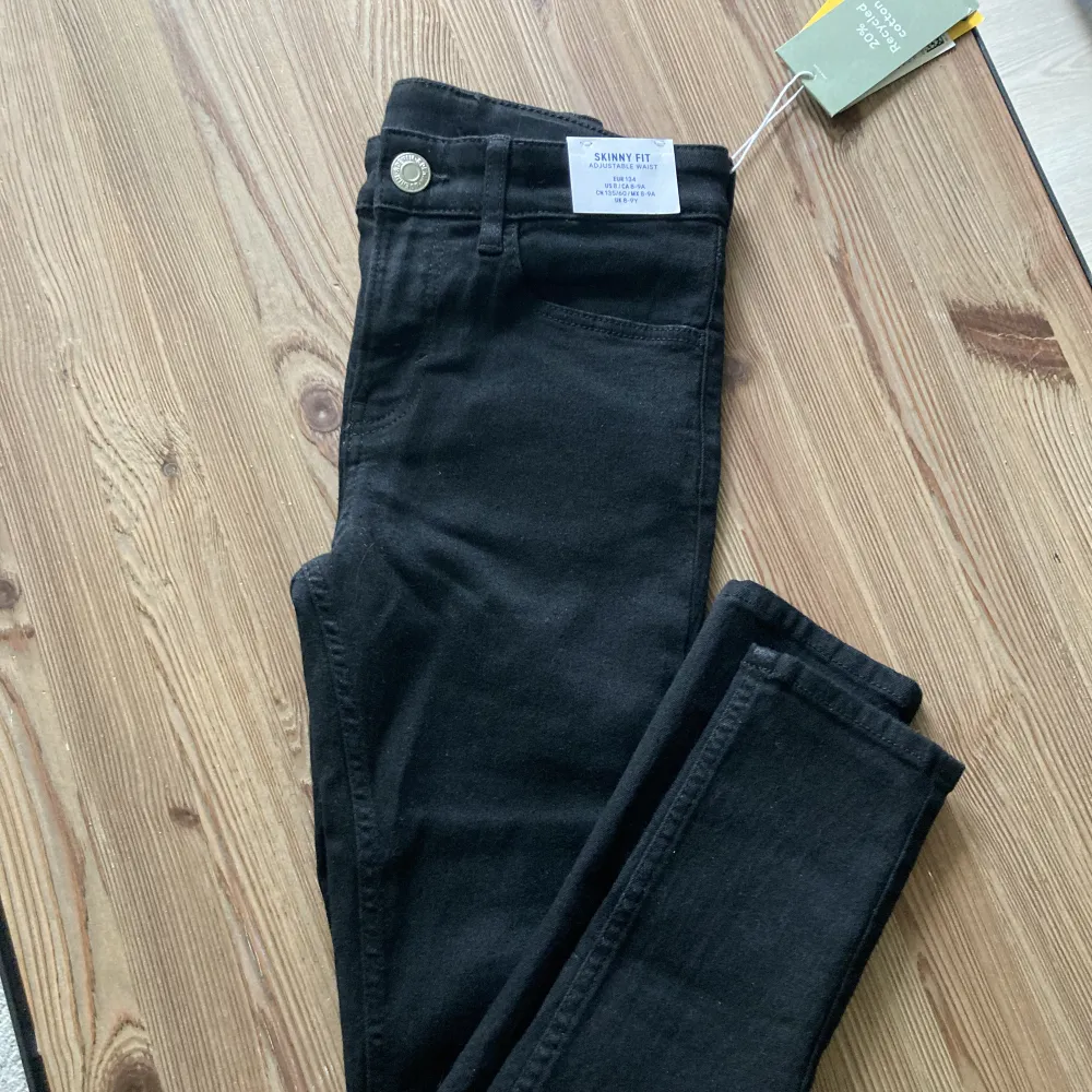 Svarta jeans i strl 134. Nya oanvända med prislapp kvar.. Jeans & Byxor.