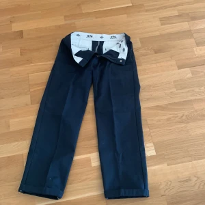 Dickies 874 - Iprincip nya, använda 2-3 ggr. Köpte dessa på junkyard men kände att de inte riktigt var min stil.