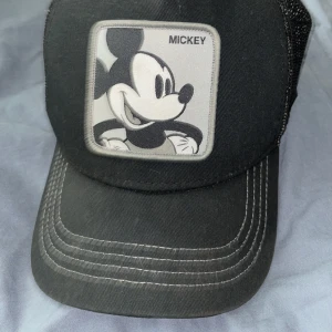 Mickey Mouse keps - säljer min snygga musse pig keps ifrån capslab (köpt på kidsbrandstore för 350kr). Perfekt till sommaren nu riktigt snygg. Ser bättre ut irl. 