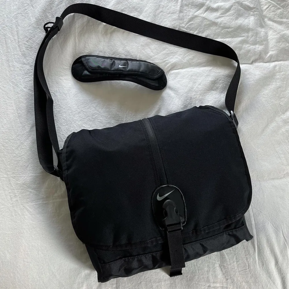 Vintage Nike messenger bag | Early 00’s | Fits 16” laptop | Cond: 7/10 (general wear, cracked paint on the inside of the ”flap” see pic 3) | Msg me for more pics!. Väskor.