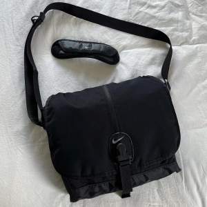 Vintage Nike messenger bag | Early 00’s | Fits 16” laptop | Cond: 7/10 (general wear, cracked paint on the inside of the ”flap” see pic 3) | Msg me for more pics!