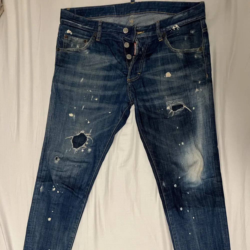 Nu säljs ett par fräscha dsquared2 jeans som är i ett riktigt bra skick och använda ett fåtal gånger. Nypris: 4800kr  Inköpta på Sellfridges i London. . Jeans & Byxor.