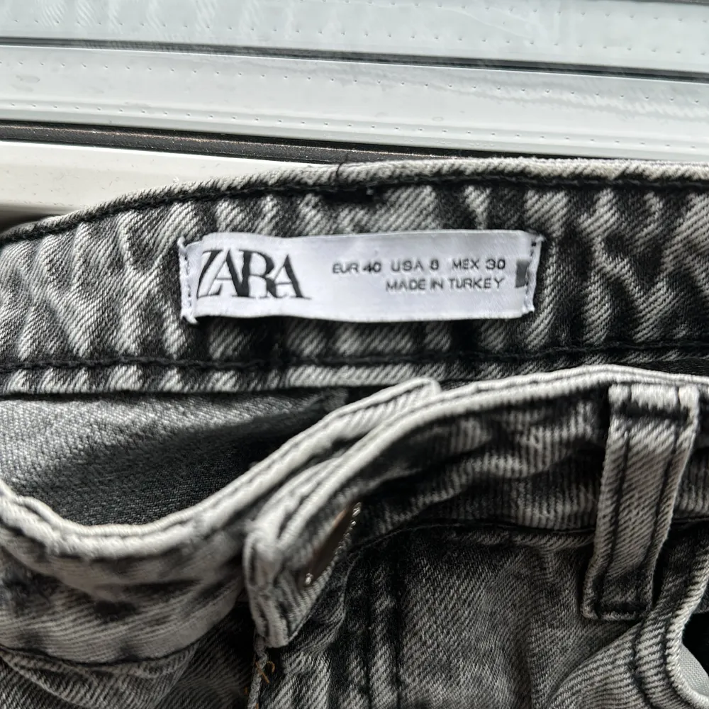 Gråa jeans ifrån Zara i strl 40, passar om man är ca 170 cm lång. Aldrig använda säljs för 399kr . Jeans & Byxor.