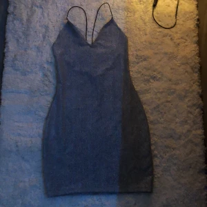 Festklänning öppen rygg - Supersnygg festklänning! Sitter så hourglassy! Använt en gång på fest! Kan funka som kjol med 🤍Stretchig!