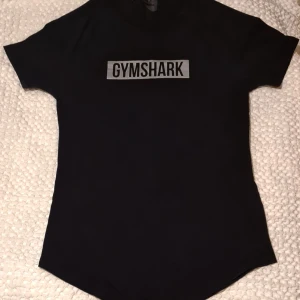 Gymshark stl S svart, knappt använd.  - Vardags t shirt Gymshark storlek S, knappt använd, fint skick. Längre framtill samt baktill. 89:-.  Du står för frakt på 29:-.