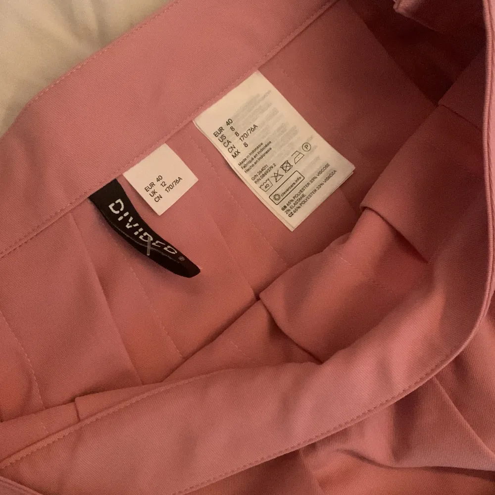 En rosa kjol från hm som jag köpte 2022 och jag har ej använt för växte ut den stilen. . Kjolar.
