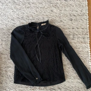 Blus  - Jättefin svart blus. 