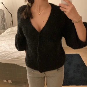 Glittrig kofta  - Jätte fin o festlig kofta! Går att ha till allt och är varm🥰 Storlek XS. Bara att kontakta mig vid frågor💕 Köparen står för frakt📦