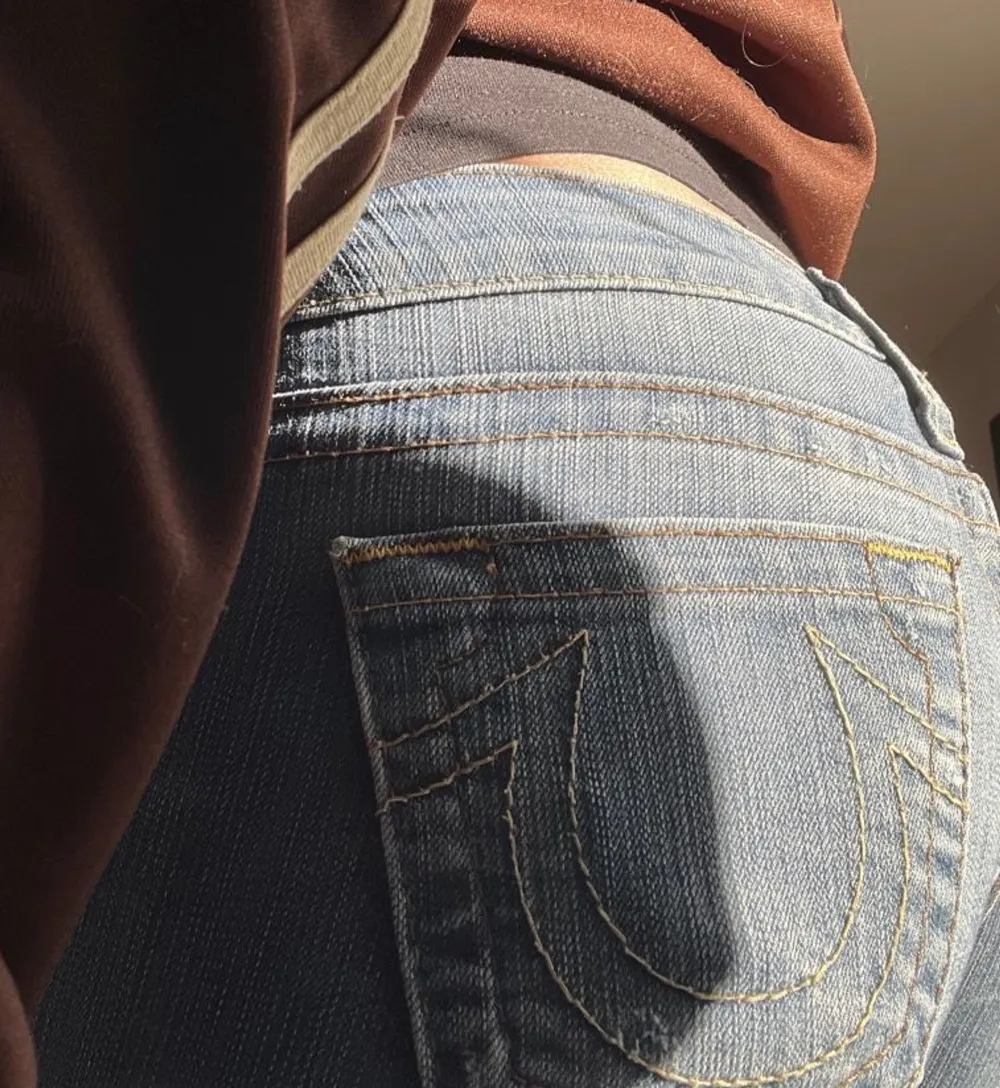 Jätte snygga riktiga true religion jeans i super bra skick. Midjemåttet är 72,5 cm runt om och innerbenslängden är 65 cm ungefär❤️(bilderna är lånade från hon jag köpte de från ). Jeans & Byxor.