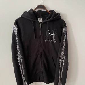 Rhinestone tröja - Snygg rhinestone tröja med rhinestones på bröstet och på armarna. Vissa av stenarna har åkt av men annars bra skick