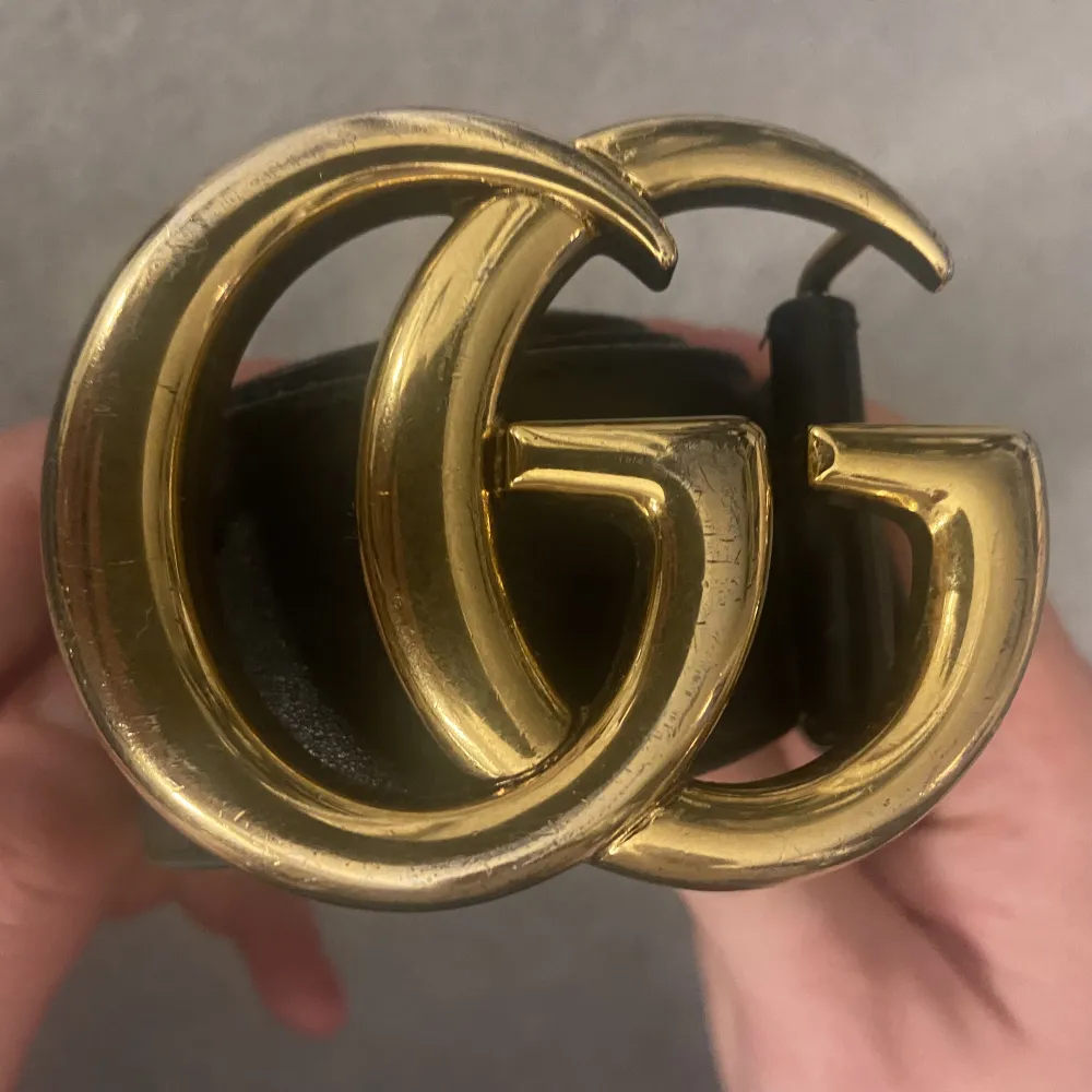 Säljer ett fräscht Gucci double G leather belt för kvinnor! Storlek: 85cm Skick: 6/10, repig osv, fler bilder kan ordnas Nypris: 4000kr++ Mitt pris: 1499kr Box, kvitto, dustbag medföljer. Accessoarer.