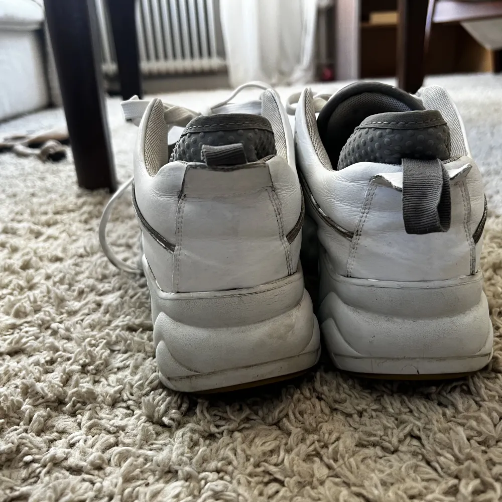 Säljer mina Acne Studios Manhattan Sneakers.  Skorna är tvättade och påbättrade med läderfärg och ser som nya ut.  Storlek 42 men sitter som en 43.  Kan postas!  Mvh Ludvig . Skor.