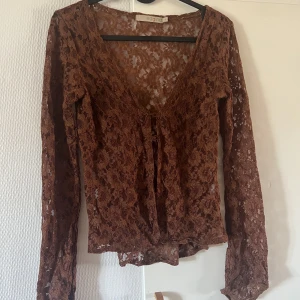 Spetskofta/ topp - Superfin spetskofta i brun färg. Jättebra skick, strl S☺️ 