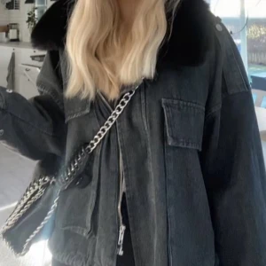 Boohoo jacka  - Säljer min jättefina jacka från boohoo då den tyvärr inte kommer till användning längre, finns även fluff till armarna som jag kan skicka med💗450+frakt💗