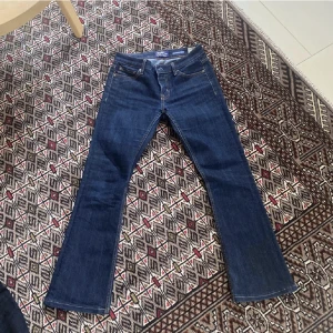 lågmidjade crocker jeans - Lågmidjade jeans ifrån crocker!! säljer då dom var för korta för mig, skulle säga att dom passar någon runt 160!! skriv vid intresse eller frågor