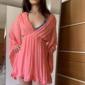 Rosa strandklänning - En supersöt och skön rosa strandklänning. Storlek s, gjort i italien. Har vida snygga ärmar 💓