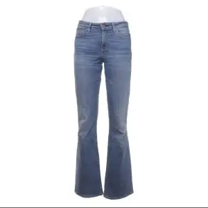 Blåa low/midwaist bootcut jeans ifrån Levis. Storlek 28, midjemått 76. Passar mig som är en 36 och 170 cm lång! 