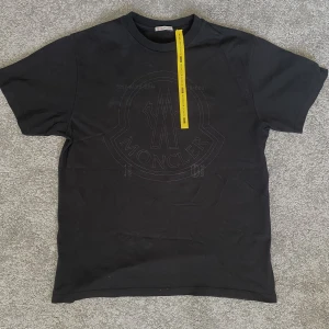Moncler tshirt - Moncler genius T-shirt Storlek L  Färgen svart Nypris 3500kr tags finns