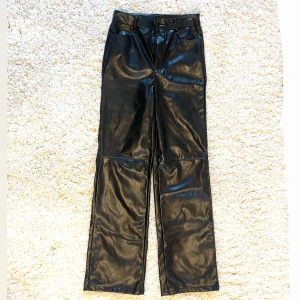 Lack byxor!  - Säljer dessa högmidjade lack byxorna då de inte används! Frakt tillkommer 60kr, spårbart❗️ Storlek = XS