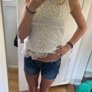 Jeans shorts - Ett par hollister jeans shorts perfekta nu till sommaren, säljer på grund av att jag har andra som används mer! Skicka om ni vill ha mer info eller bidler på dem? (Tryck inte på köp dirket!⚠️)