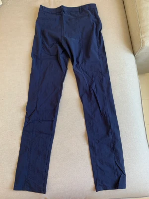 Mörkblå byxor  - Mörkblå byxor som är väldigt fina och nästintill oanvända. 