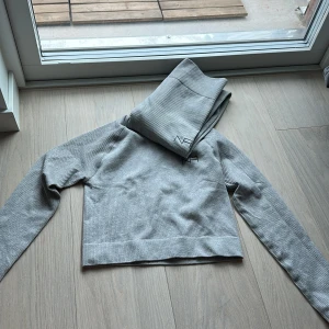 Tights och topp - Tights och topp i ljus grå färg. Strl M i topp och tights  Topp 80kr Tights 100kr  Inte använt 