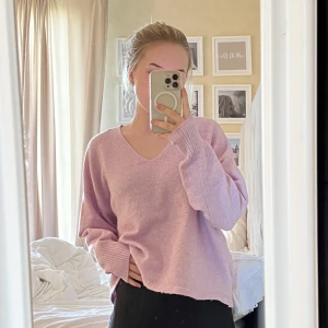 Stickad tröja - V-ringad tröja från VeroModa. Använd fåtal gånger 💜