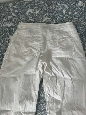 Linnebyxor - Vita linnebyxor från bonprix i storlek 34 som inte kommer till användning.  Mitt pris 200+ frakt 